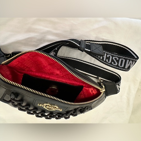 Love Moschino / black fanny pack banana with heart chain SS21 (NEW) - Picture 9 of 10